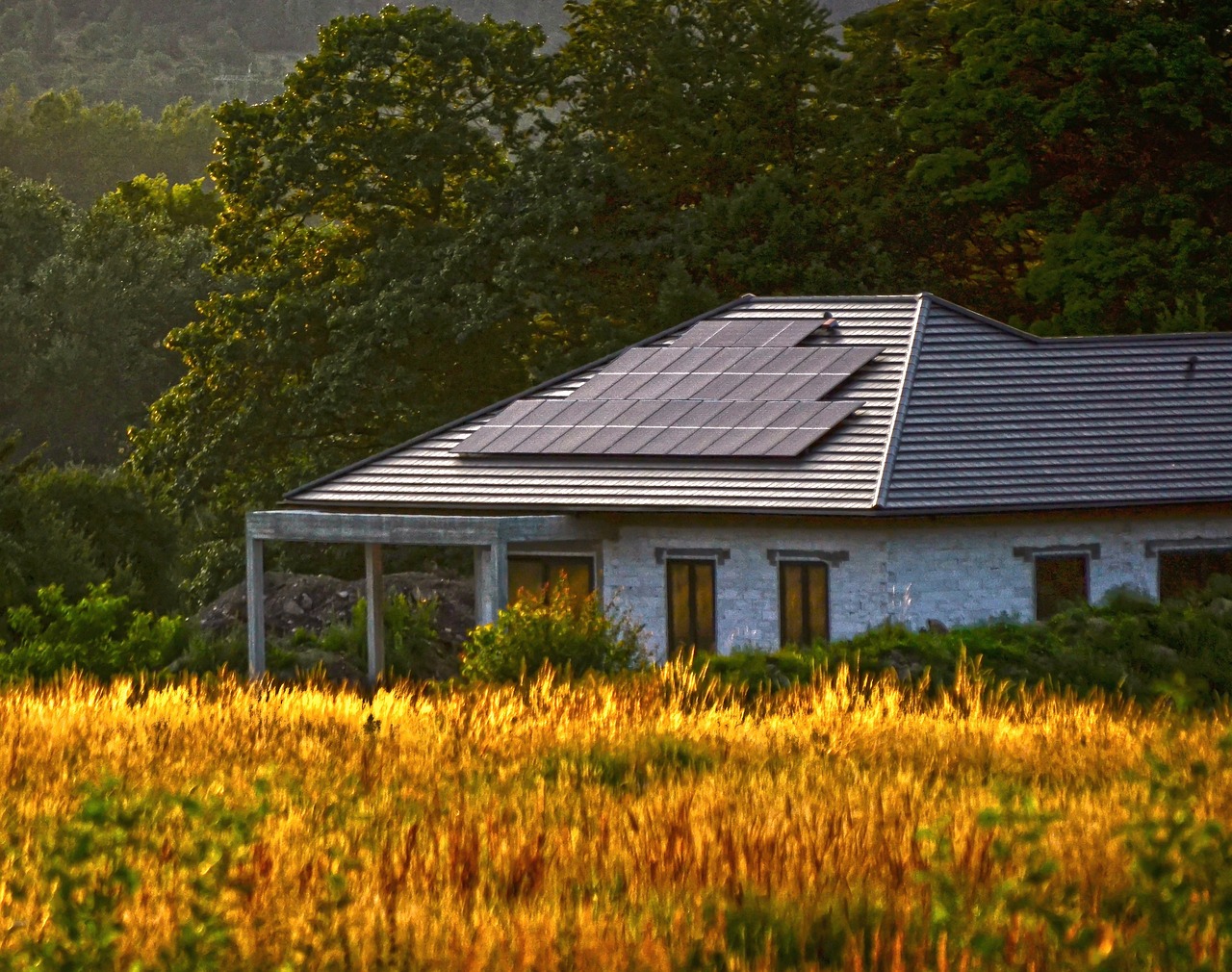 Haus mit Photovoltaik Panelen