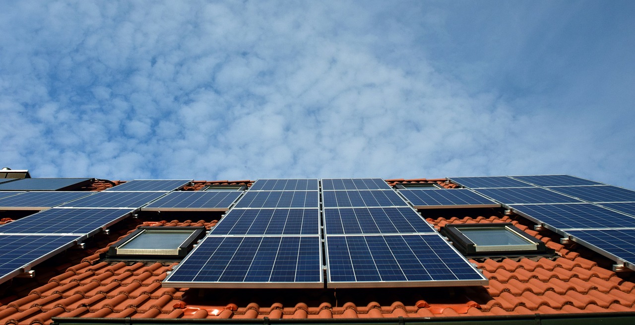 Solarkollektoren auf einem Hausdach